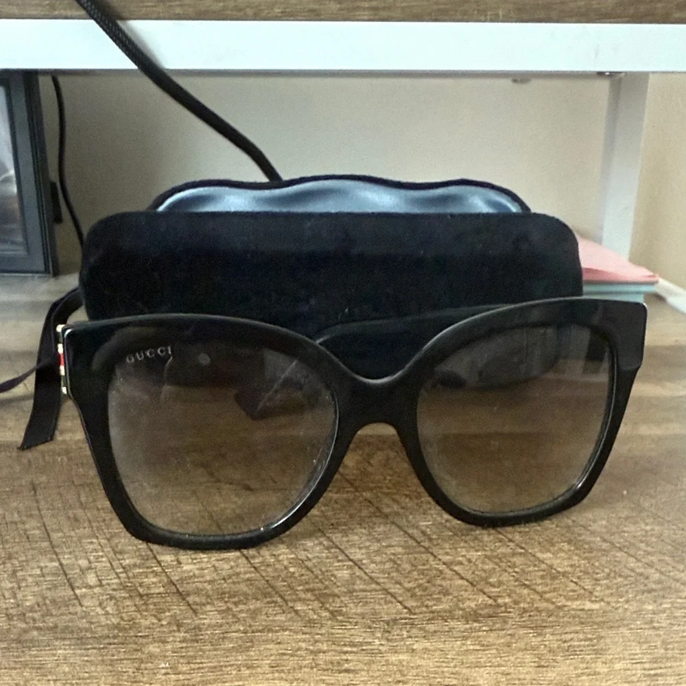 Gucci Women's Black Oversized Glasses - Picture 1 of 3